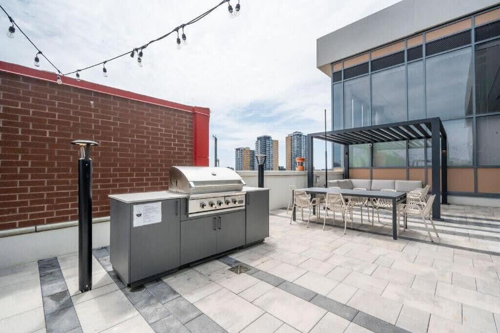 Stylish 2Br Condo - Balcony - Stunning City View Kitchener Buitenkant foto